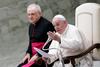 Papež Frančišek podprl istospolne partnerske zveze, nasprotuje pa porokam