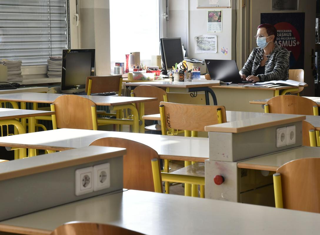 V Svizu po besedah glavnega tajnika Branimirja Štruklja upajo, da bodo oblasti položaj šol podrobneje opredelile pred začetkom šolskega leta. Foto: BoBo