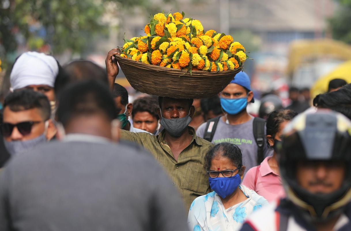 Indija je v prizadevanjih za omejitev širjenja pandemije marca uvedla stroge ukrepe, vendar so oblasti omejitve postopoma omilile. Foto: Reuters