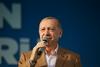 Komisija: Erdogan s pozivom bojkota Turčijo oddaljuje od EU-ja