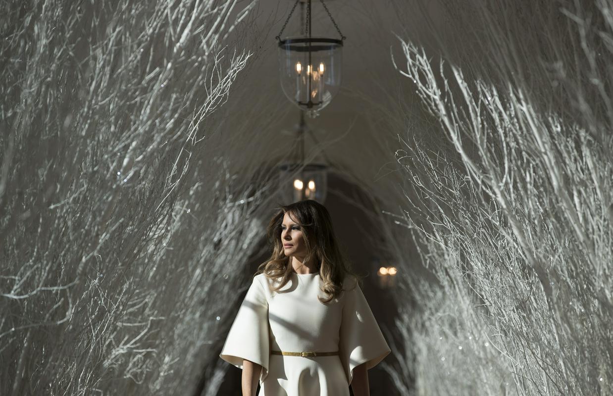 Kot prva dama je Melania med drugim zadolžena za božično dekoracijo Bele hiše. Kot razkrivajo posnetki, ji gre tudi to na živce. Foto: AP