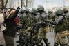 Policija z opozorilnimi streli razgnala protestnike v Minsku