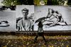 Vzdolž berlinskega zidu se dvigajo podobe, ki jih je v objektiv ujel Helmut Newton