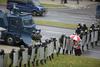 Beloruska policija nad protestnike z vodnimi topovi, aretiranih več sto ljudi