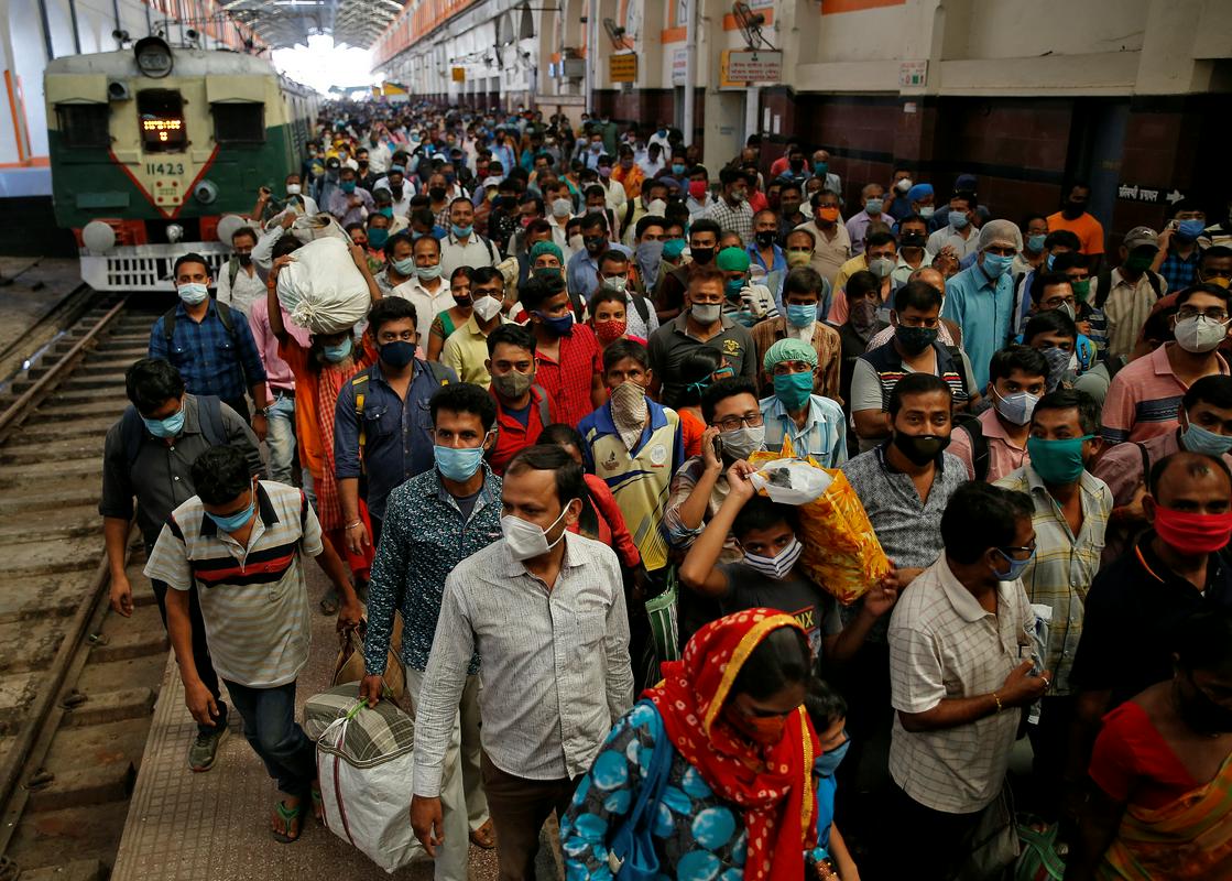 Oblasti v New Delhiju so za štirikrat povečale kazni za kršitelje, ki ne nosijo mask. Foto: Reuters