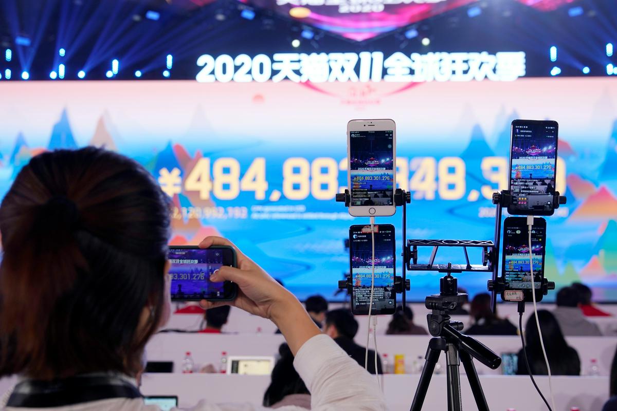 Alibaba vsako leto enodnevni maraton potrošnje pospremi z nastopi zvezdnikov. Letos je ameriška zvezdnica Katy Perry na dogodku nastopila prek spleta. Foto: Reuters