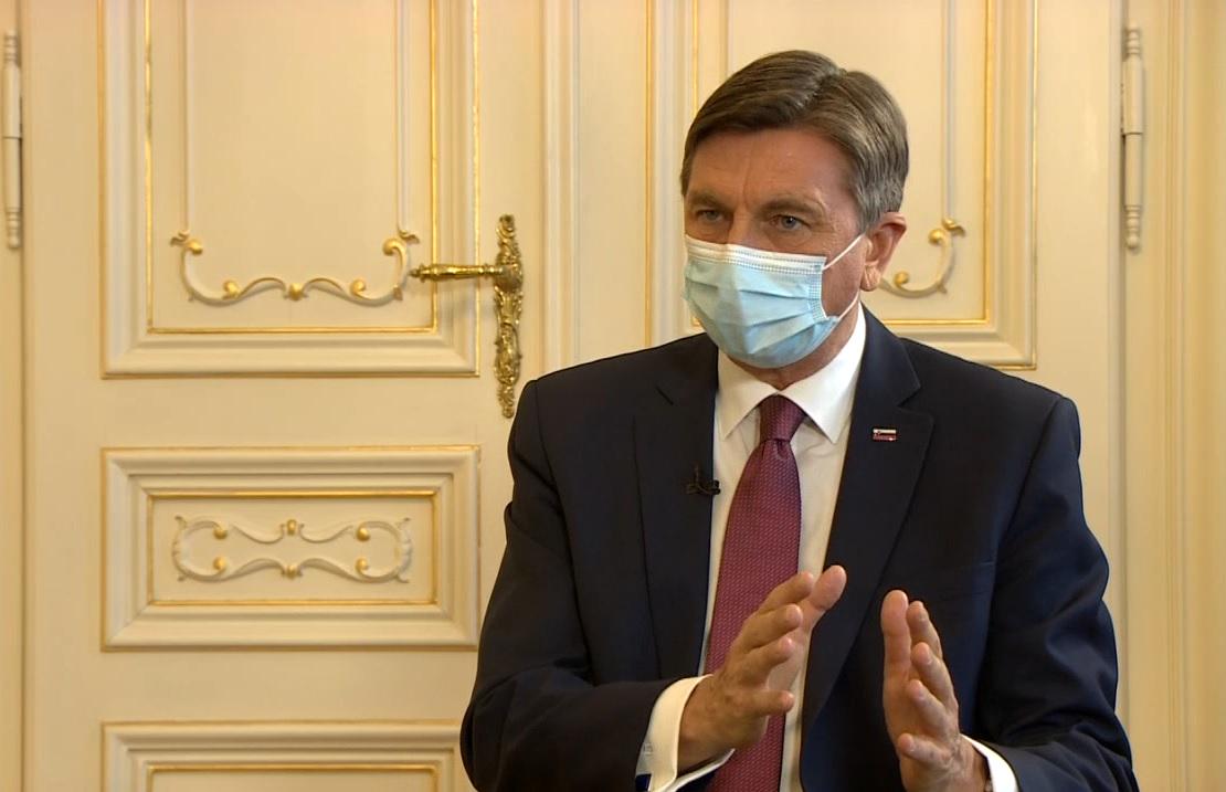 Predsednika Boruta Pahorja je v predsedniški palači obiskala ekipa oddaje Politično. : MMC RTV SLO, zajem zaslona