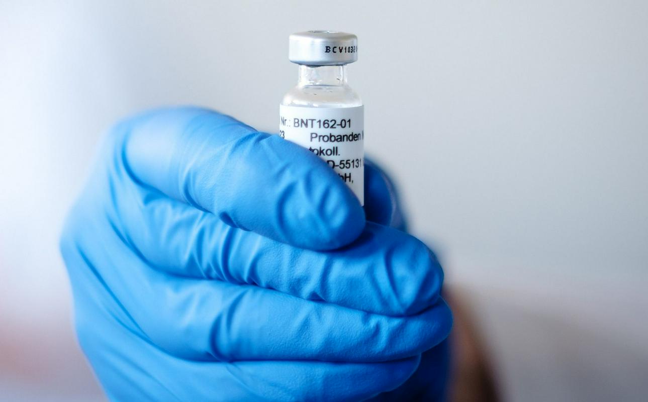 Pri cepljenju proti covidu-19 bosta potrebna dva odmerka. Foto: EPA