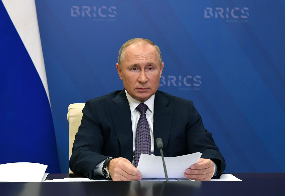 Putin je zaradi slabšanja epidemioloških razmer sklical sestanek vladnega kabineta. (Fotografija ni s sestanka.) Foto: Reuters