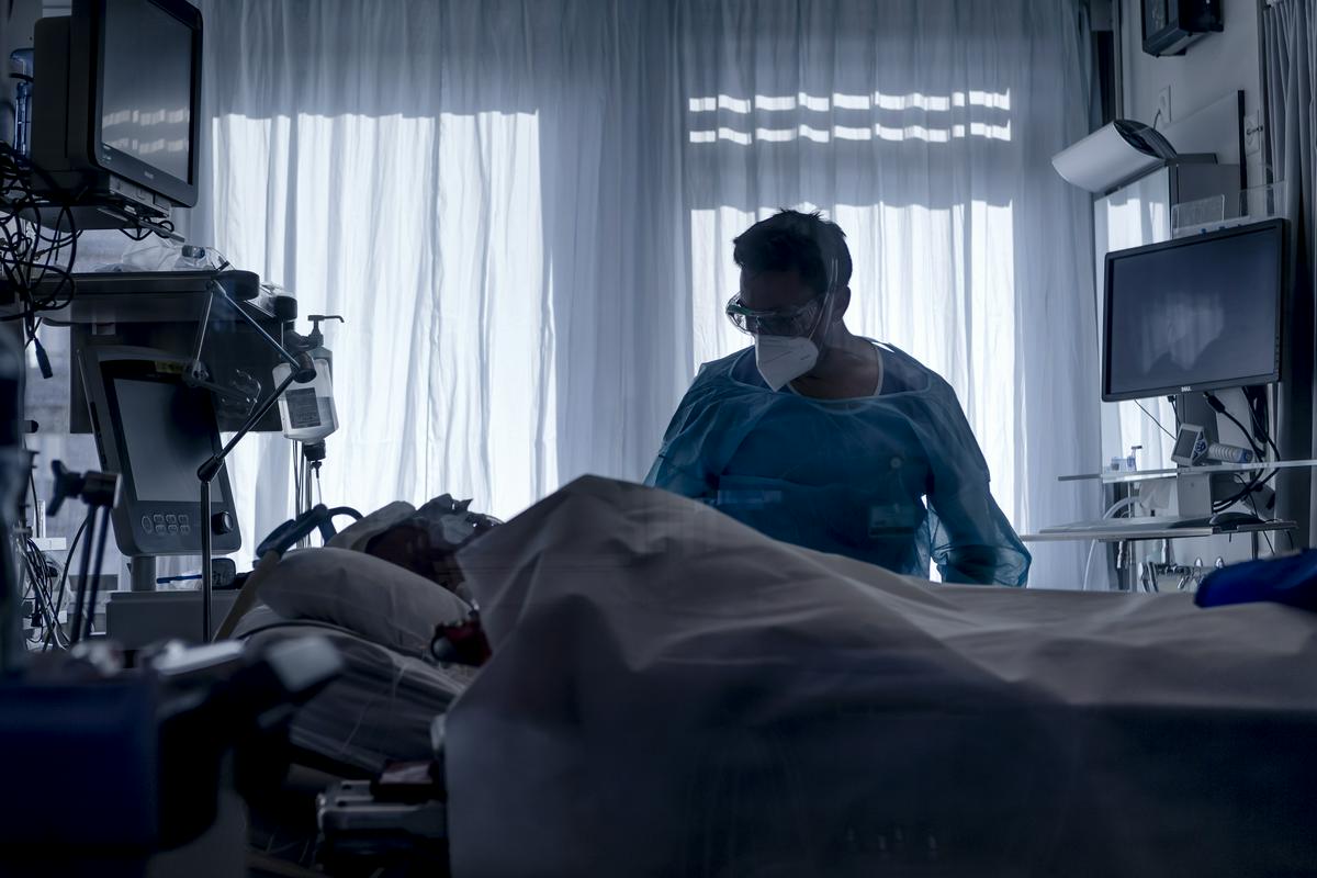 Zdravljenje bolnikov na intenzivni negi v kraju Lozana, Švica. Foto: EPA