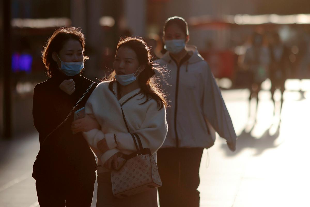 Na Kitajskem so v zadnjem dnevu našteli 22 novih primerov okužbe, medtem ko so jih dan prej ugotovili 11, so sporočile tamkajšnje zdravstvene oblasti. Foto: Reuters