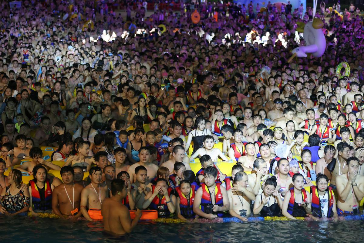 Zabava v vodnem parku v Vuhanu avgusta letos. Foto: Reuters