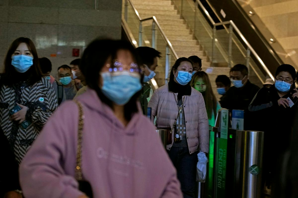 Kitajska razvija štiri cepiva, ki naj bi bila zdaj v zadnji fazi testiranja. Foto: Reuters