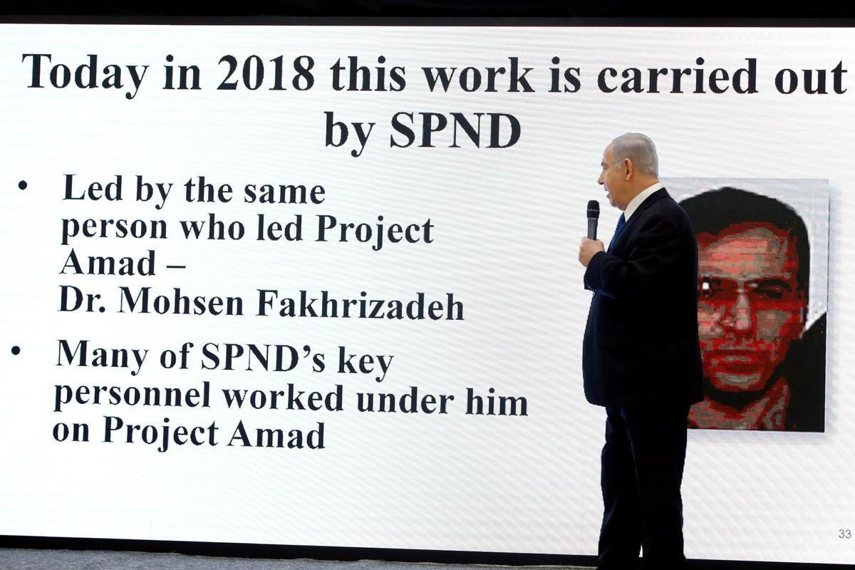 Izraelski premier Benjamin Netanjahu je leta 2018 medijem predstavljal tajne dokumente o iranskem jedrskem orožju, kjer je pokazal tudi v petek ubitega iranksega znanstvenika Mošena Fakhrizadeha. Foto: Reuters