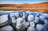 Osupljiva lepota zamrznjenih metanovih mehurčkov v Bajkalu