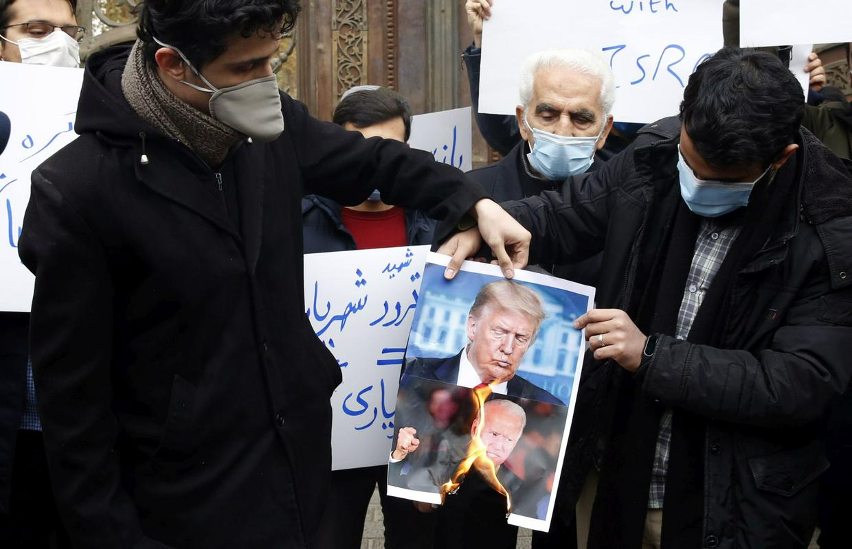 Študenti v Teheranu so po uboju iranskega znanstvenika protestno zažgali podobo starega in novega ameriškega predsednika Donalda Trumpa in Joeja Bidna. Foto: Reuters