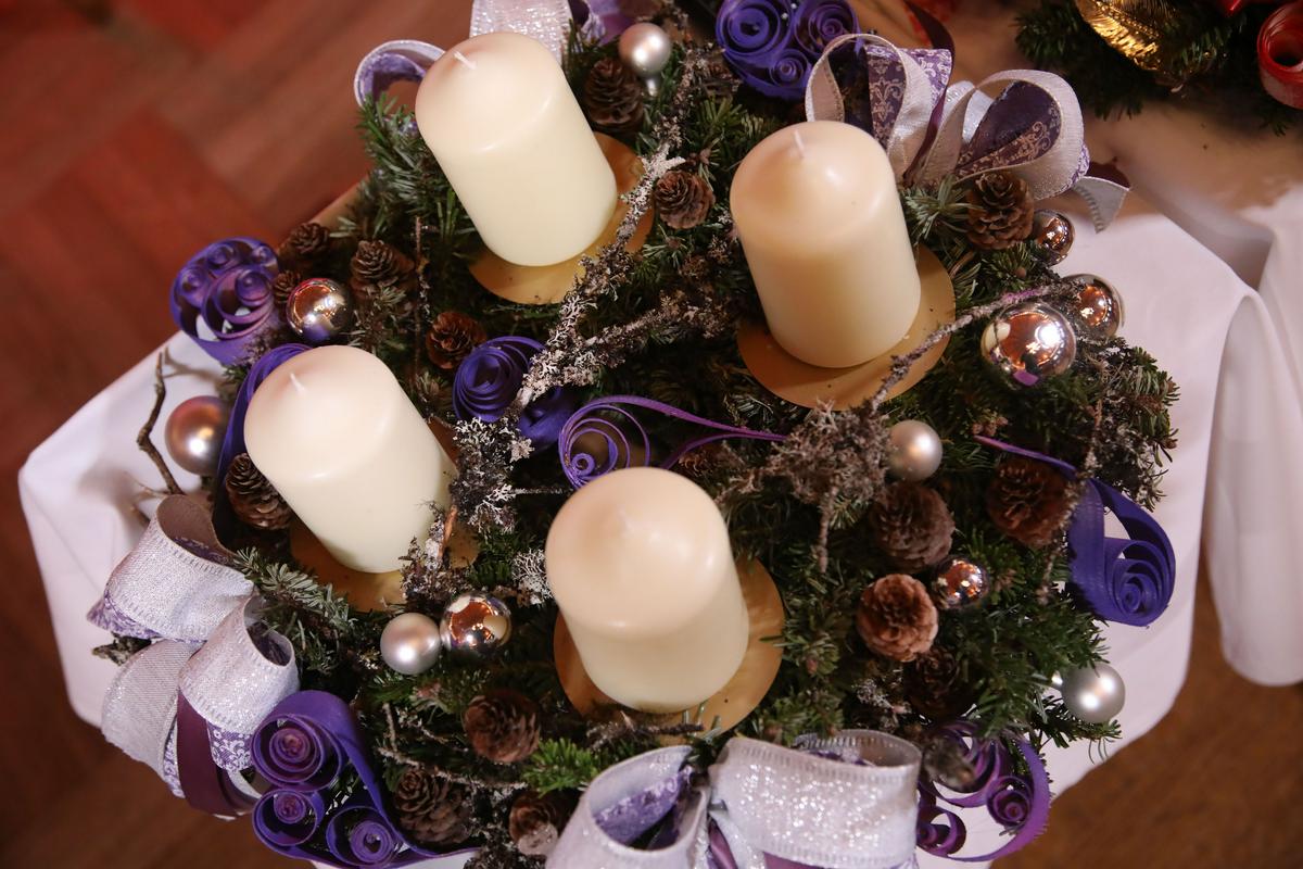 Zagorela je prva adventna sveča, ko bodo zagorele vse štiri, bo sledil božič. Foto: BoBo