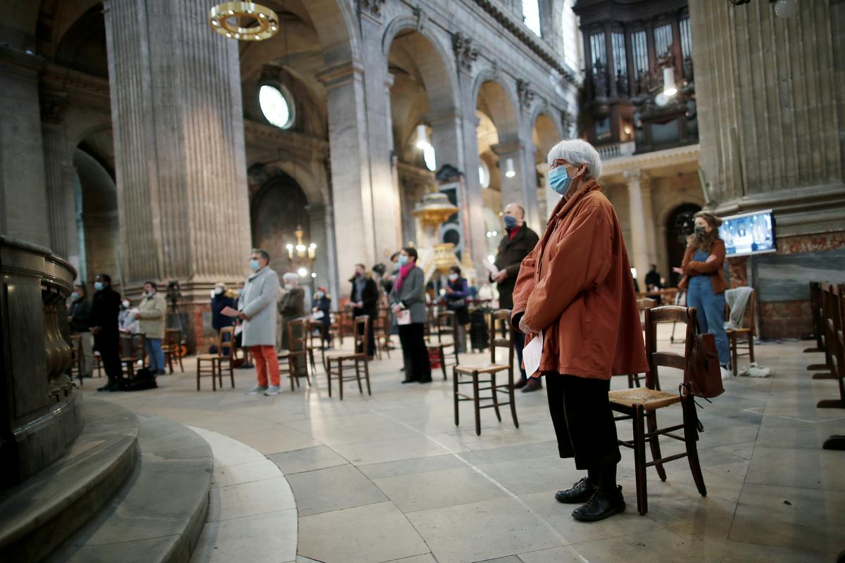 Katoličani v Franciji so se lahko vrnili v cerkve. Foto: Reuters