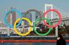 Na obalo pred Tokiom vrnili velikanske olimpijske kroge