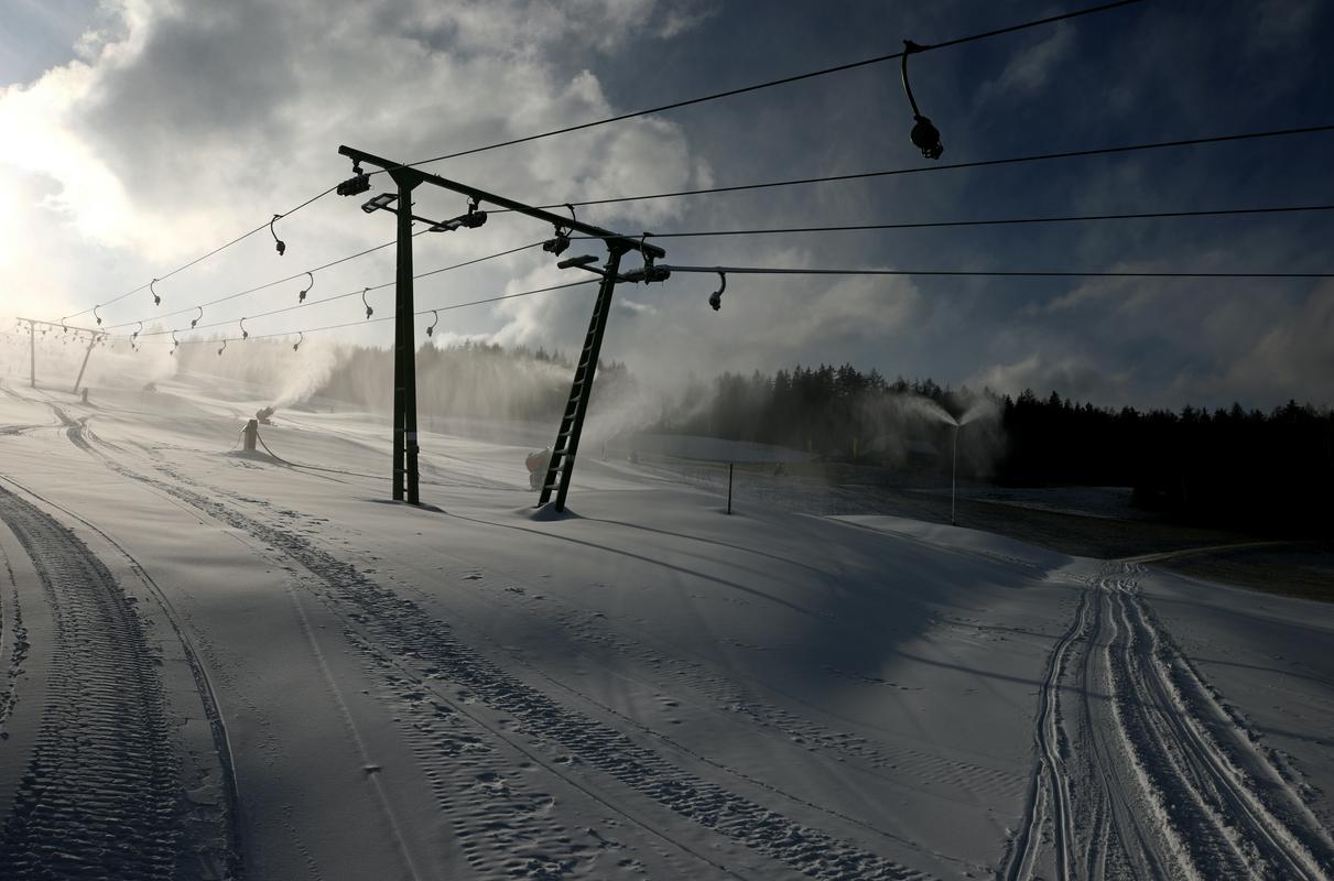 V Franciji bodo zimskošportna središča med prazniki odprta, vendar žičniške naprave ne bodo obratovale. Foto: Reuters