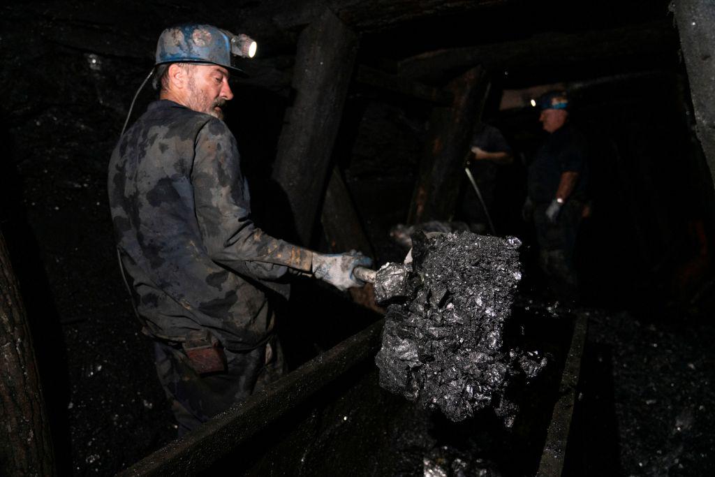 Pred zapiranjem premogovnikov in termoelektrarn je treba poskrbeti tudi za ljudi, ki so od industrije premoga odvisni. Foto: Reuters