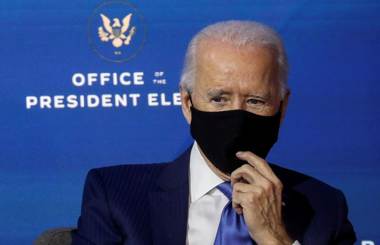Joe Biden ima drugačen pristop reševanja epidemije od sedanjega predsednika Donalda Trumpa, ki maske večinoma ne nosi, prav tako ne njegovi podporniki. Foto: Reuters