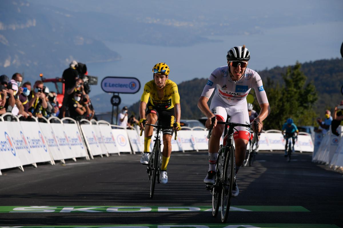 Prihod v cilj na Grand Colombierju v 15. etapi Toura 2020. Tretja dvojna etapna zmaga za najboljša Slovenca, ki sta napovedala tudi končno slavje. Foto: ASO
