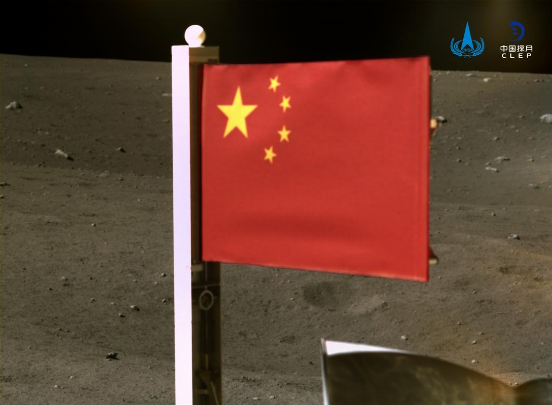 Kitajska zastava na Luni. Foto: CNSA