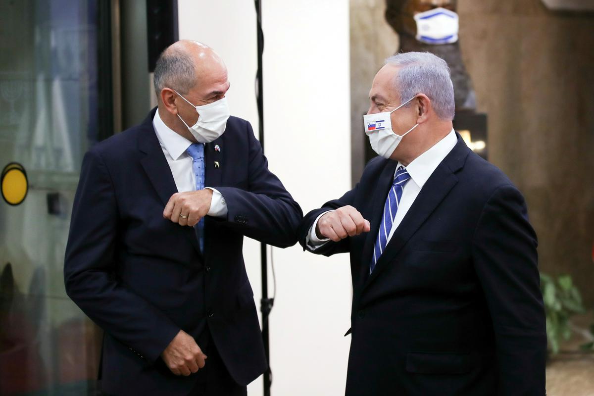 Predsednik vlade Janez Janša se je v okviru dvodnevnega uradnega obiska v Izraelu srečal z gostiteljem, izraelskim predsednikom vlade Benjaminom Netanyahujem. Premierja sta se strinjala, da obstajajo številne neizkoriščene priložnosti za sodelovanje med državama. Foto: Reuters