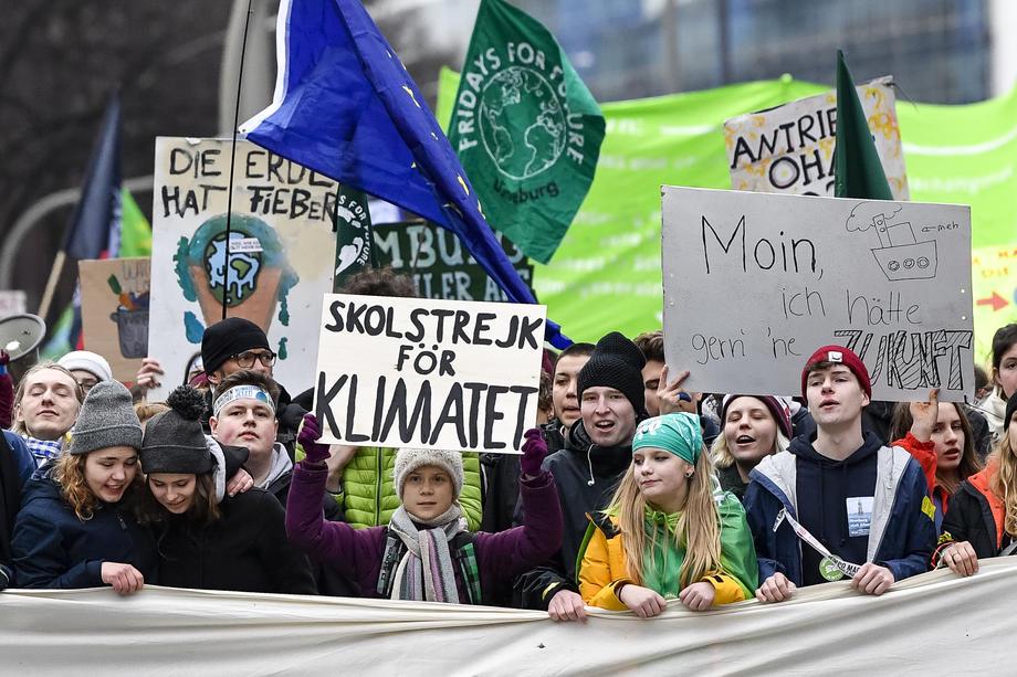 Podnebni protesti se letos zaradi omejevanja združevanj od pomladi niso mogli odvijati. Prizor je iz februarskega protesta v Hamburgu. Foto: EPA