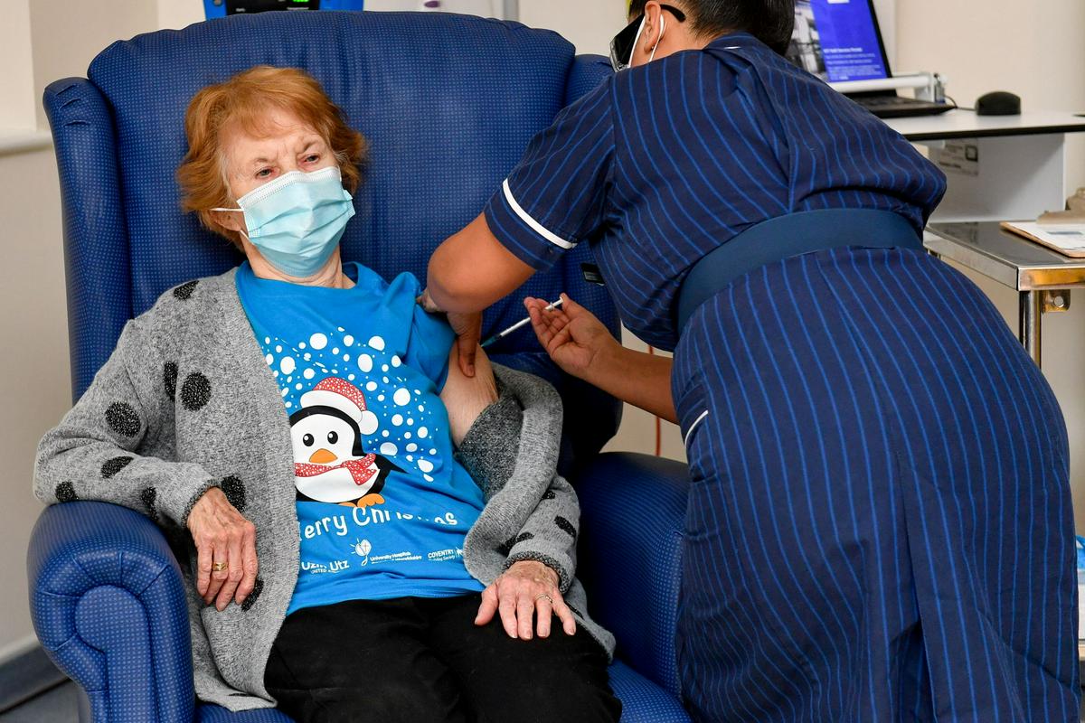 Združeno kraljestvo, ki nadaljuje sago glede brexita, je na začetku decembra začelo cepljenje proti covidu-19. Prvo na svetu (zunaj kliničnih testiranj) so 8. decembra s cepivom Pfizerja in BioNTecha cepili 90-letno Margaret Keenan. Foto: Reuters