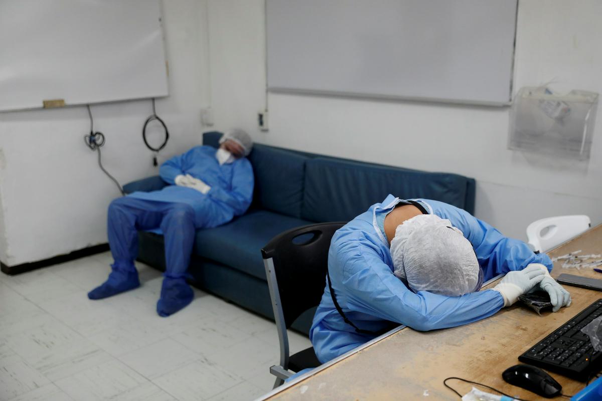 Številni zdravstveni delavci v najbolj prizadetih državah so po skoraj letu boja s pandemijo na robu izčrpanosti. Foto: Reuters