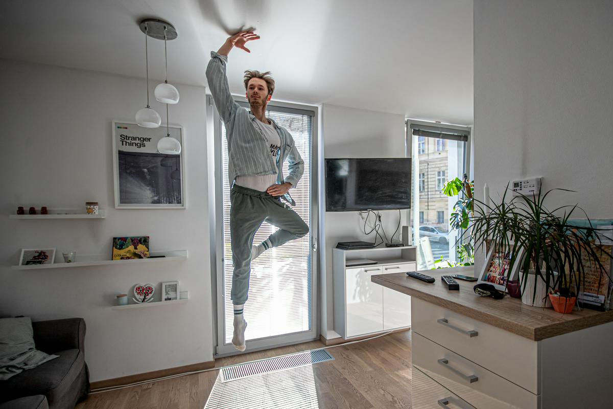 Češki baletni plesalec med karanteno vzdržuje formo z vadbo v svojem stanovanju. Dejavnosti, povezane s kulturo in zabavno industrijo, so v pandemiji najbolj prizadete. Njihova vrnitev je med zadnjimi ukrepi, saj gre za dejavnosti, kjer je navzočih več ljudi. Foto: EPA