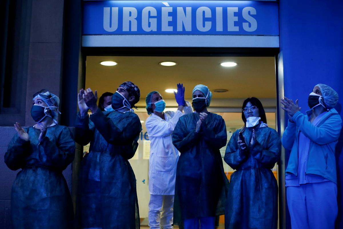 Španski zdravstveni delavci so se takole zahvalili prebivalcem, ki so jim ploskali v zahvalo za njihovo požrtvovalno delo. Foto: EPA