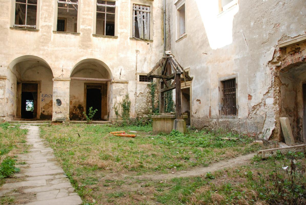 V zadnjih dveh desetletjih grad je vidno propadal, notranjost je bila povsem izropana, stavba pa v veliki meri poškodovana, če ne že uničena. Foto: MMC RTV SLO/Kaja Sajovic