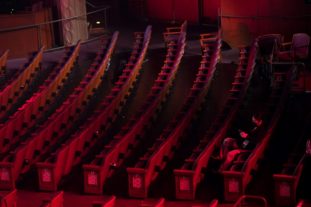 Gledališki stoli ostajajo prazni, nekaj predstav pa si bo kljub temu mogoče ogledati prek spleta. Foto: AP