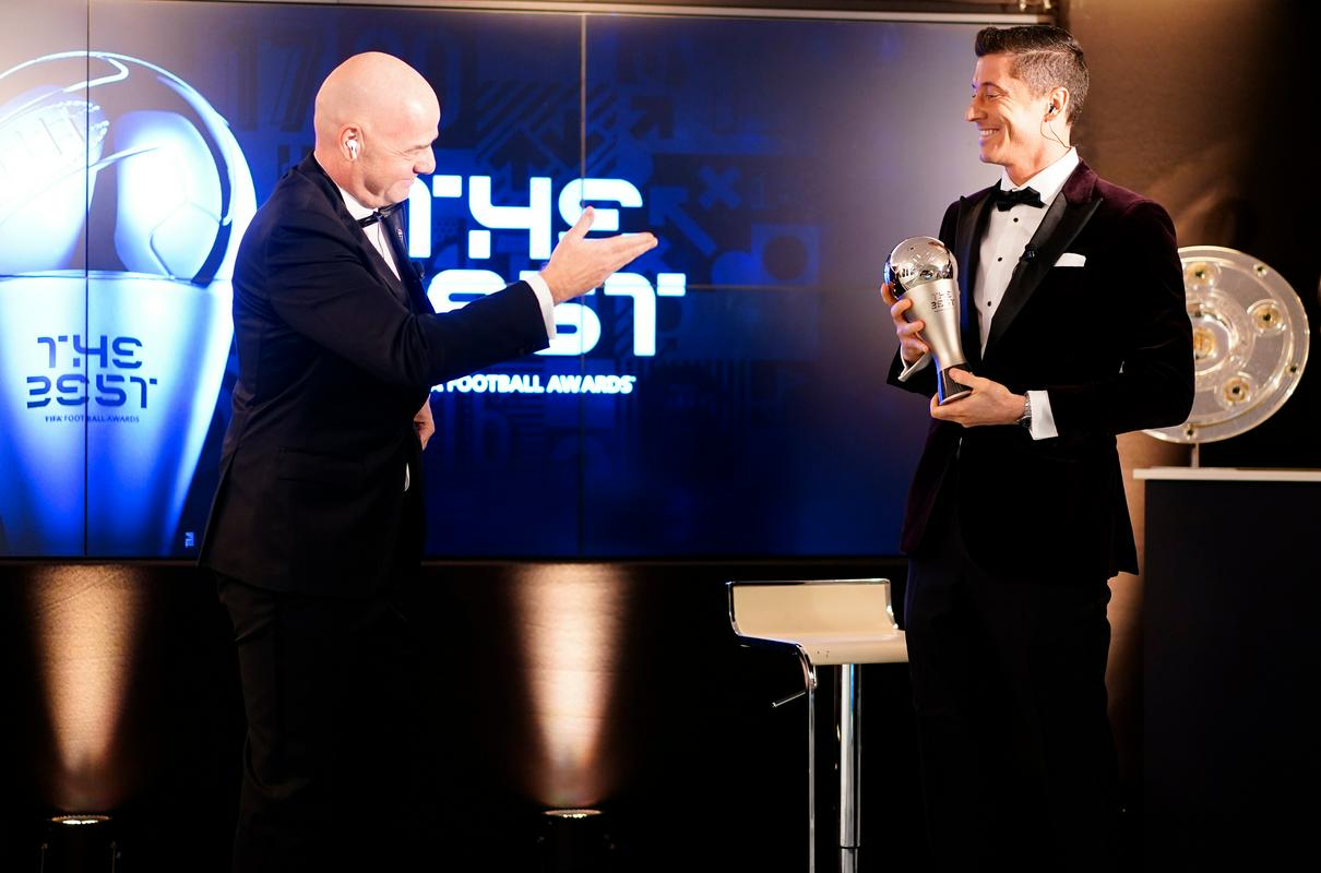 Predsednik Fife Gianni Infantino je nagrado za Fifinega nogometaša leta 2020 predal Robertu Lewandowskemu, ki je tudi zelo resen kandidat za to prestižno priznanje.  