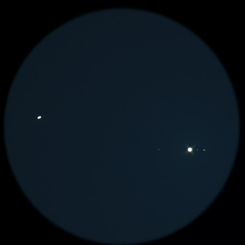 Pogled skozi amaterski teleskop. Levo je Saturn z luno Titan, desno je Jupiter z lunami Io, Evropa, Ganimed in Kalisto. Foto: Klemen Čotar