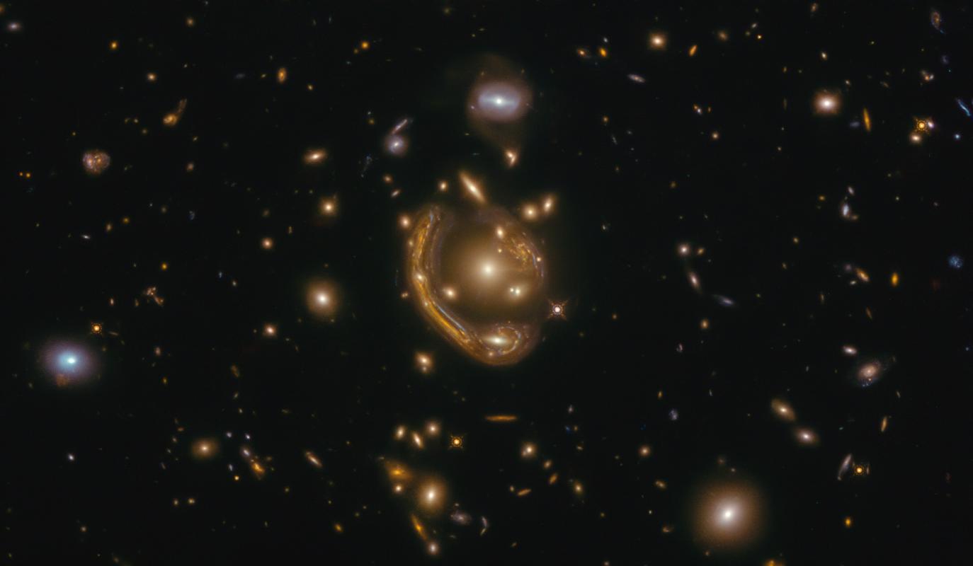 Einsten je imel prav. Foto: ESA/Hubble & NASA, S. Jha; Acknowledgment: L. Shatz