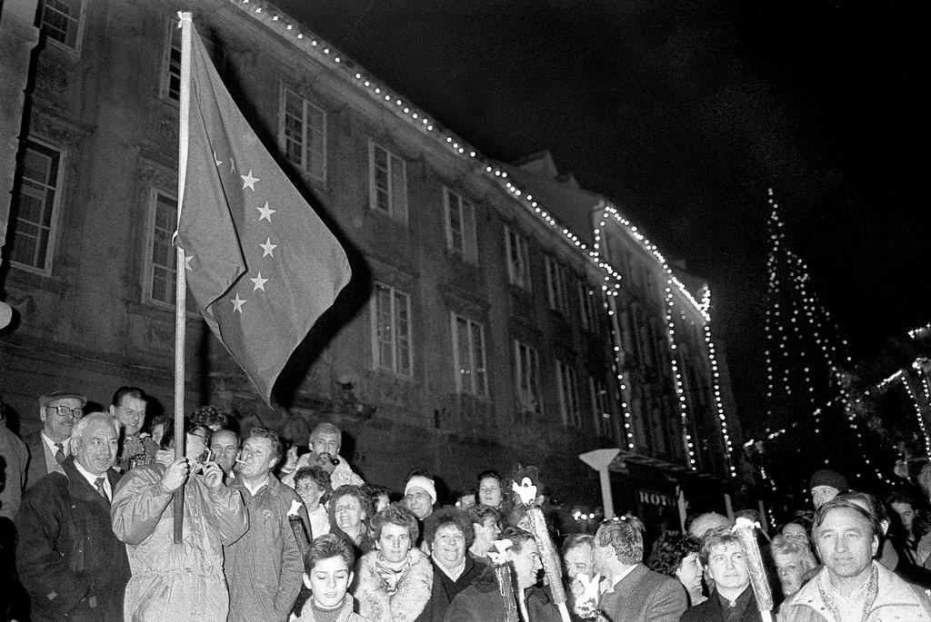 Evropska zastava in množica ljudi na Mestnem trgu v Ljubljani na dan plebiscita, 23. 12. 1990. Foto: Tone Stojko, hrani: Muzej novejše zgodovine Slovenije