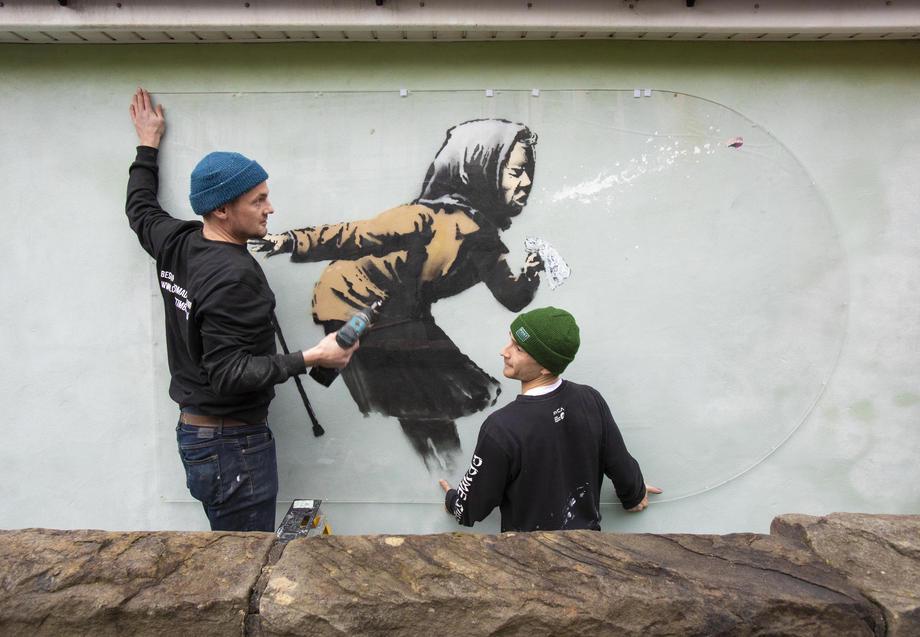 Tudi mednarodno znani umetnik Banksy je med epidemijo ustvaril več podob na najrazličnejših krajih, od metroja do kopalnice. Podobo na fotografiji je ustvaril na pročelju stavbe v predmestju Bristola v Združenem kraljestvu. Foto: EPA