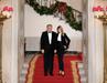 Donald in Melania Trump na zadnjem božičnem portretu v ujemajočih se smokingih