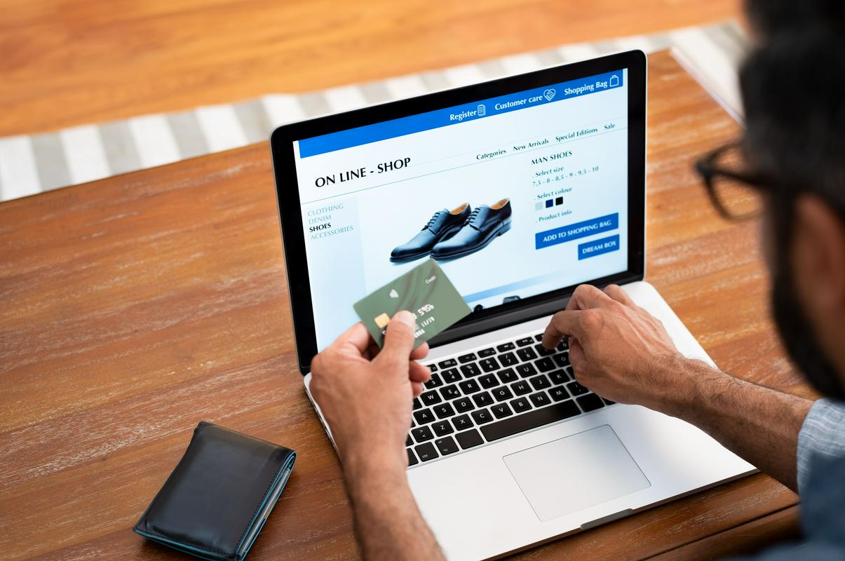 Število vrnjenih izdelkov, kupljenih po spletu, bi lahko spletni prodajalci zmanjšali s podrobnejšimi in natančnejšimi opisi izdelkov. Foto: Shutterstock