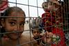 Dojenčki v taborišču za prebežnike na Lezbosu trpijo zaradi ugrizov podgan, opozarja nemški minister