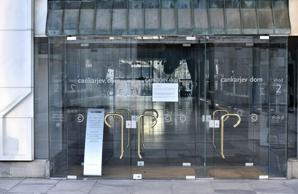 Obvestilo o zaprtju na vratih Cankarjevega doma v Ljubljani. Foto: BoBo