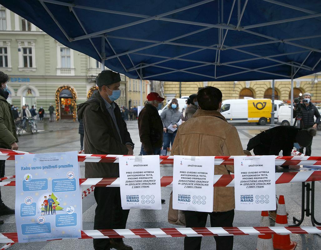 V Ljubljani se je danes testiralo na Kongresnem trgu, kjer so mobilno enoto Diagnostičnega centra Šentjur postavili že v ponedeljek. Foto: BoBo/Borut Živulović