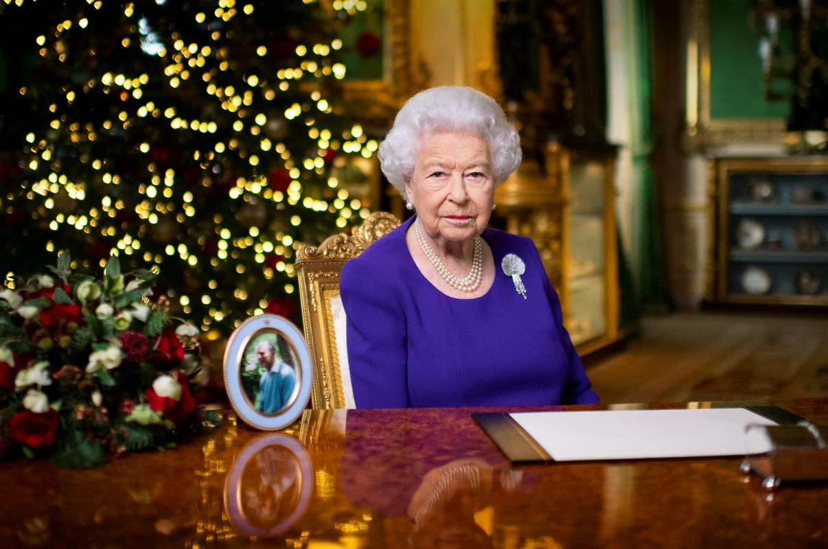Letos se je kraljica Elizabeta v svojem božičnem nagovoru povsem izognila omembi svojega vnuka in njegove družine. Kar, ugotavljajao poznavalci, zgolj potrjuje, kako zelo jezna je (bila) zaradi Harryjevih potez. Foto: Reuters