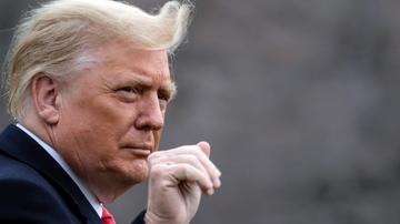 Trump popustil in podpisal zakonodajo za pomoč v pandemiji covida-19