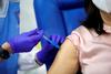 V torek skupno potrjenih 2410 okužb, v Slovenijo prispela druga pošiljka cepiva