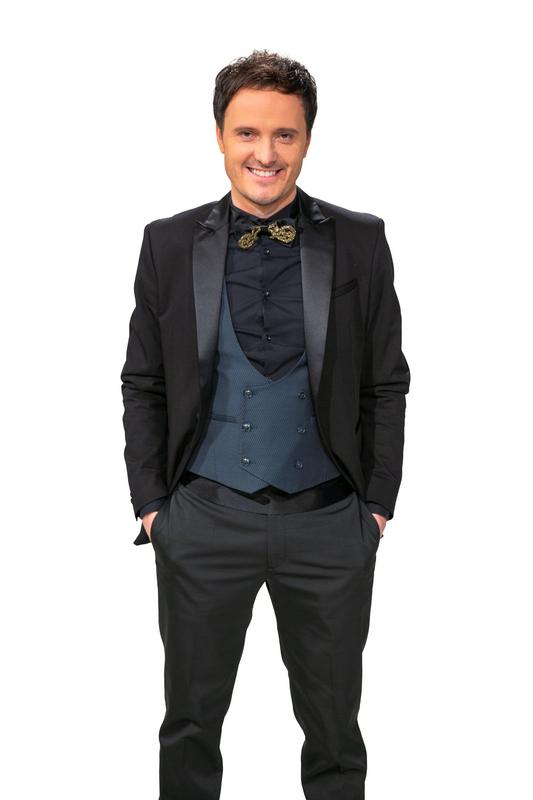 NA fotografiji je voditelj oddaje Adijo 2020! Blaž Švab v elegantni obleki z zlatim metuljčkom. Foto: Adrijan Pregelj/ SOJ RTV SLO NA fotografiji je voditelj oddaje Adijo 2020! Blaž Švab v elegantni obleki z zlatim metuljčkom. Foto: Adrijan Pregelj/ SOJ RTV SLO